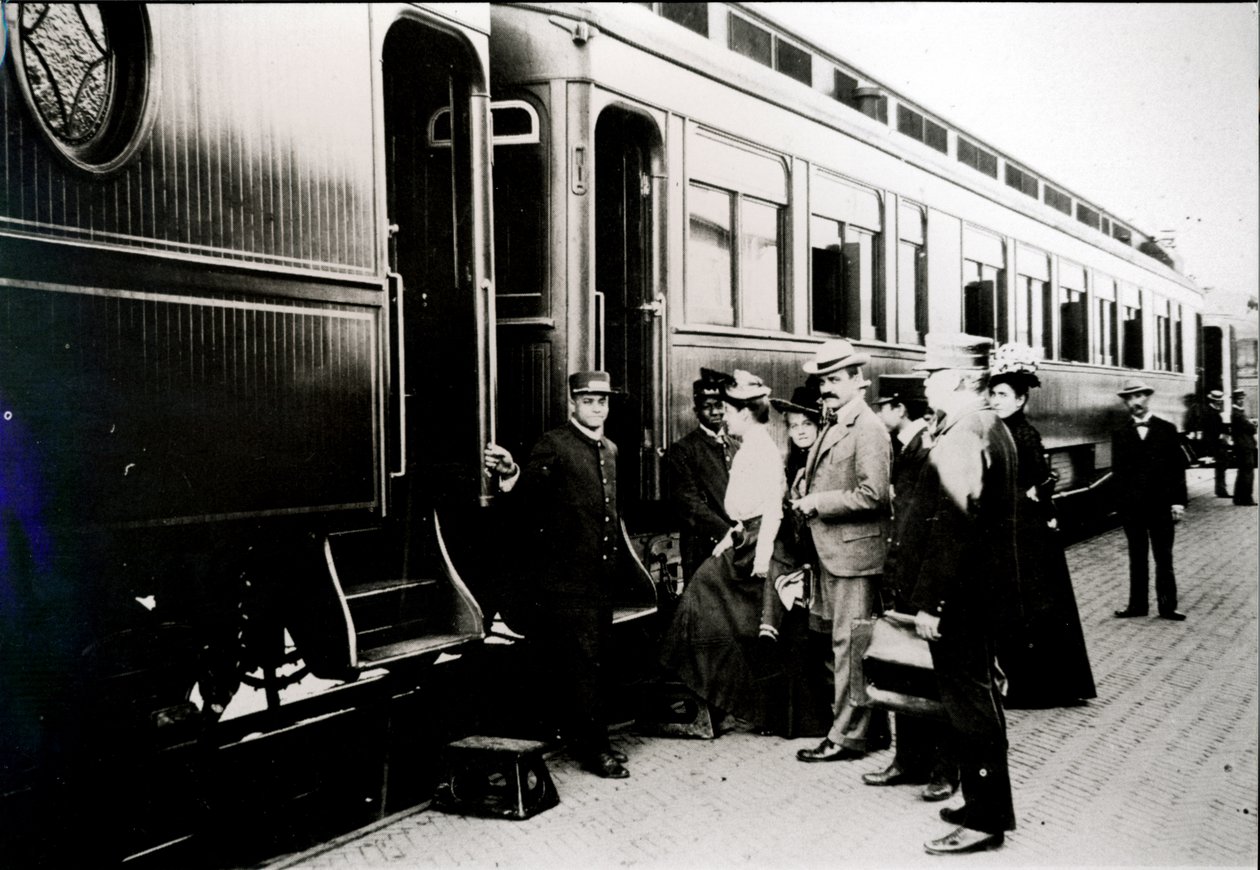 Passagiers die een eersteklas Pullman-wagen van de Chicago, Burlington & Quincy Railroad in 1910 instappen door American Photographer