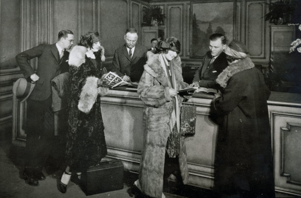 Passagiers kopen kaartjes bij het loket van de Great Northern Railway, Chicago door American Photographer