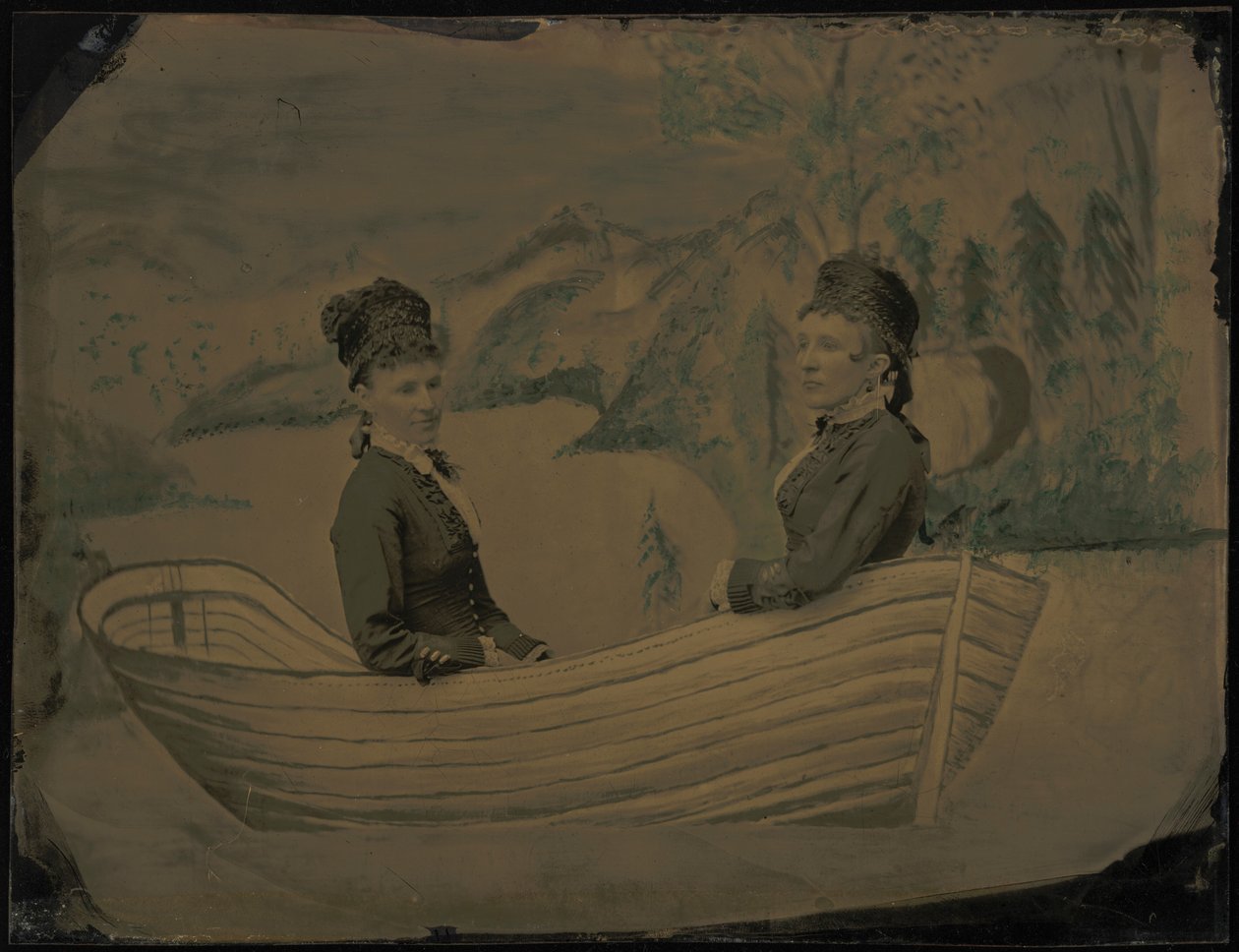 Portret van twee vrouwen in een boot,1880 (foto) door American Photographer