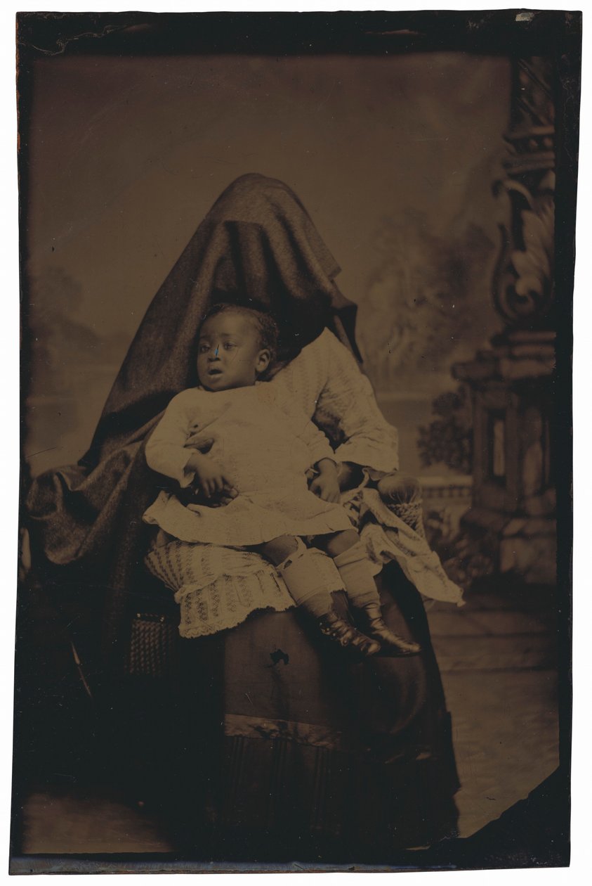 Portret van een verborgen vrouw en kind,c. 1875 (foto) door American Photographer