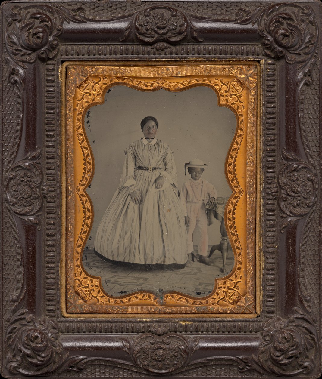 Portret van een vrouw en jongen,c. 1863 (foto) door American Photographer