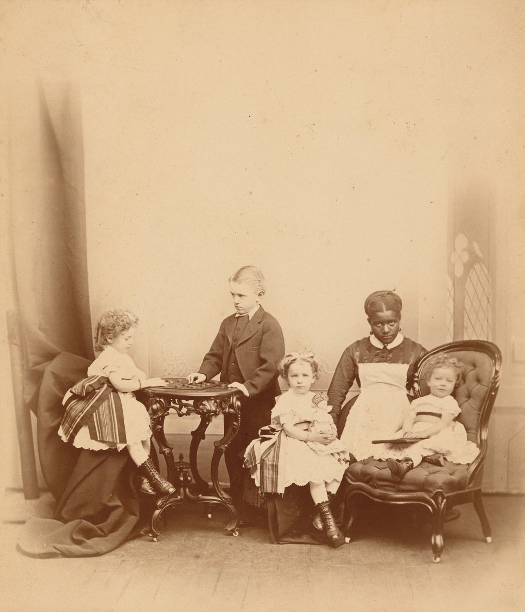 Portret van een vrouw en vier kinderen,1860 (foto) door American Photographer