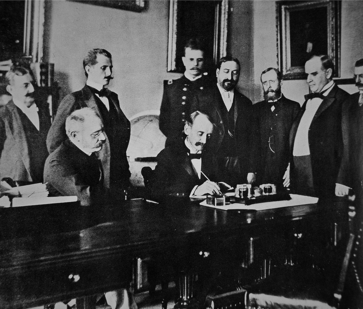 President William McKinley getuigt de ondertekening van het vredesprotocol dat de oorlog met Spanje beëindigde door American Photographer