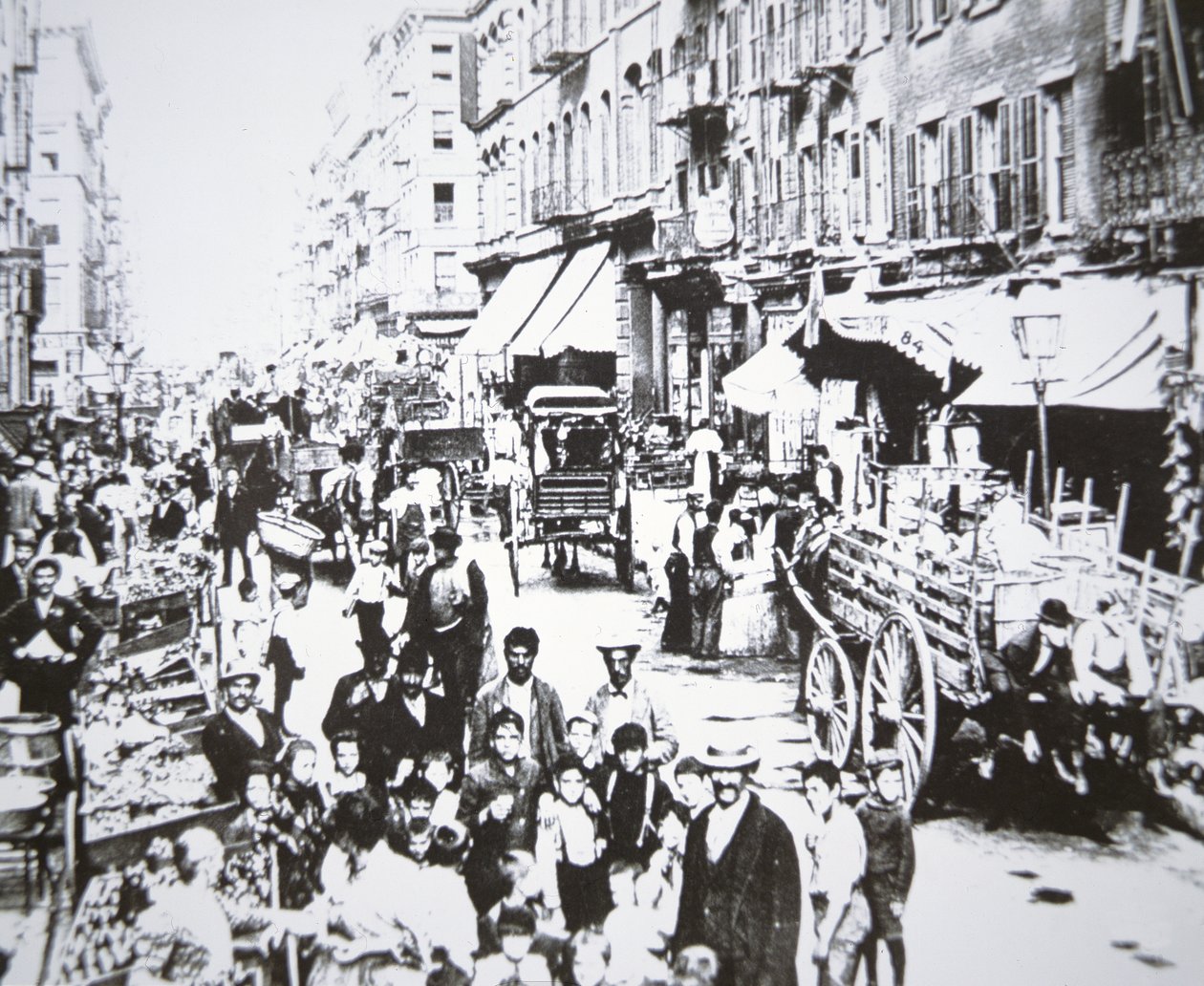 Straatmarkt in Mulberry Street, Lower East Side, New York City door American Photographer