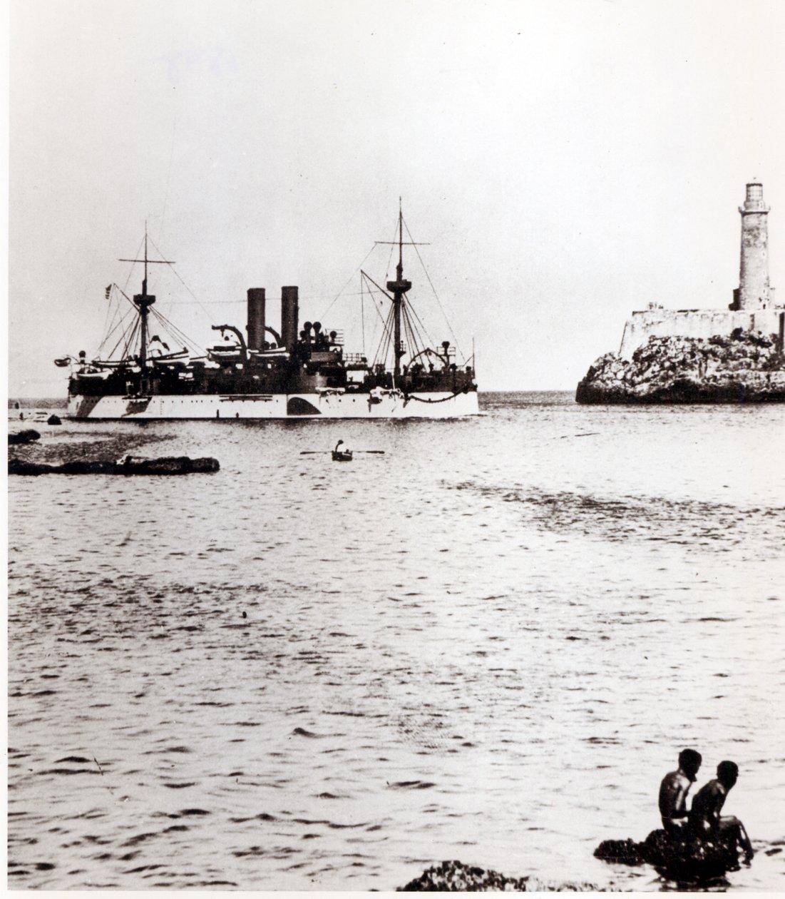 De USS Maine die de haven van Havana, Cuba, binnenvaart, 1898 door American Photographer