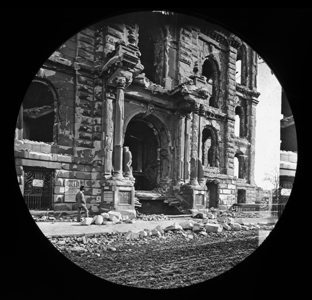 De Westelijke Ingang van het gerechtsgebouw na de Grote Chicago Brand, 1871 door American Photographer