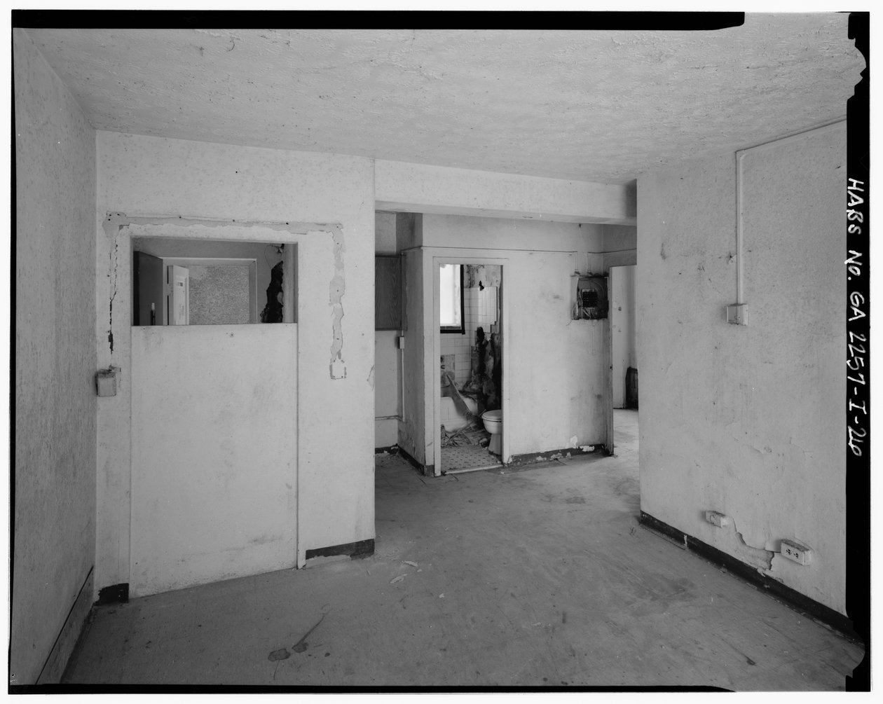 Typisch 2-slaapkamer appartement met wasmachineaansluiting in de hal. - Techwood Homes, Gebouw nr. 6, 465 Techwood Drive & 119-125 Hunnicutt Street, Atlanta, Fulton County, GA door American Photographer