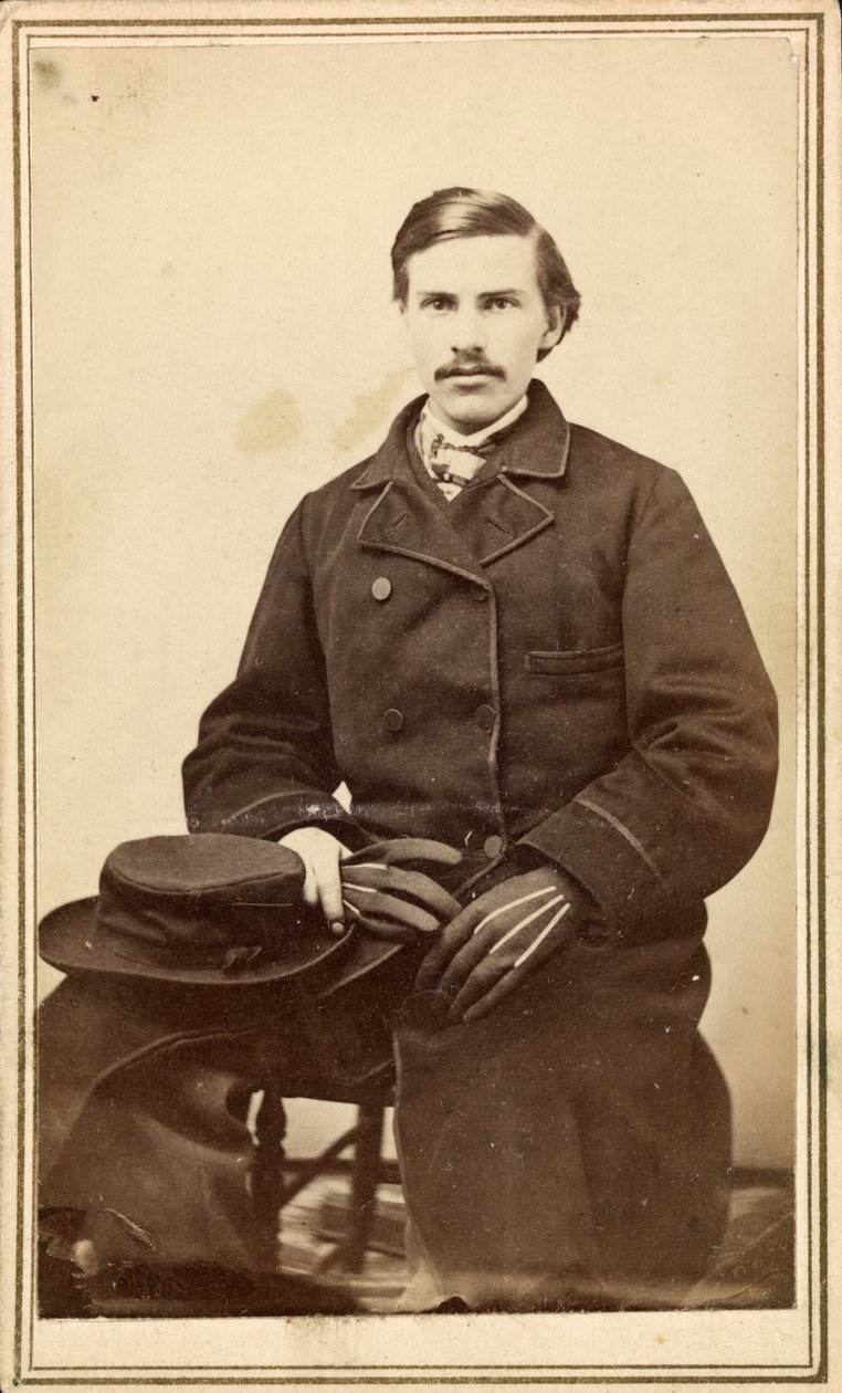 Onbekende man in overjas met hoed en handschoenen door American Photographer