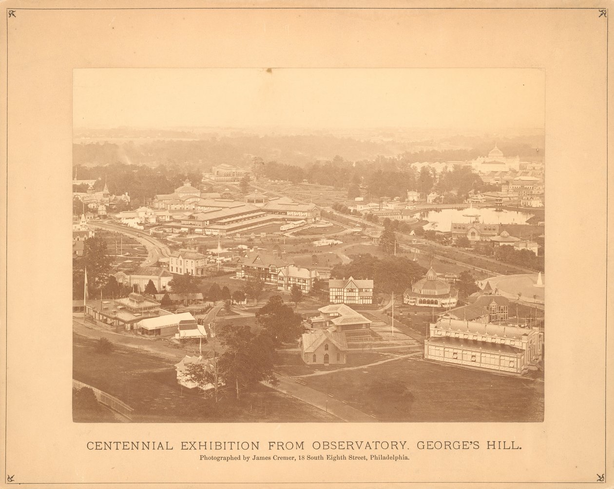 Uitzicht op de Centennial International Exhibition, vanaf het Observatorium, Georges Hill, Philadelphia, 1876 door American Photographer