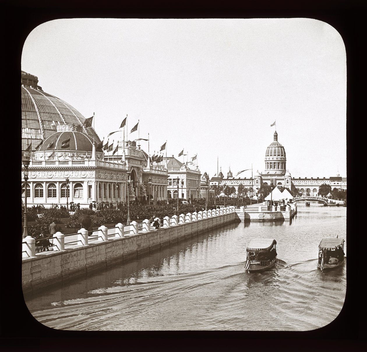 Wereldtentoonstelling van Chicago: tuinbouwgebouw en Illinois State Building, 1893 door American Photographer