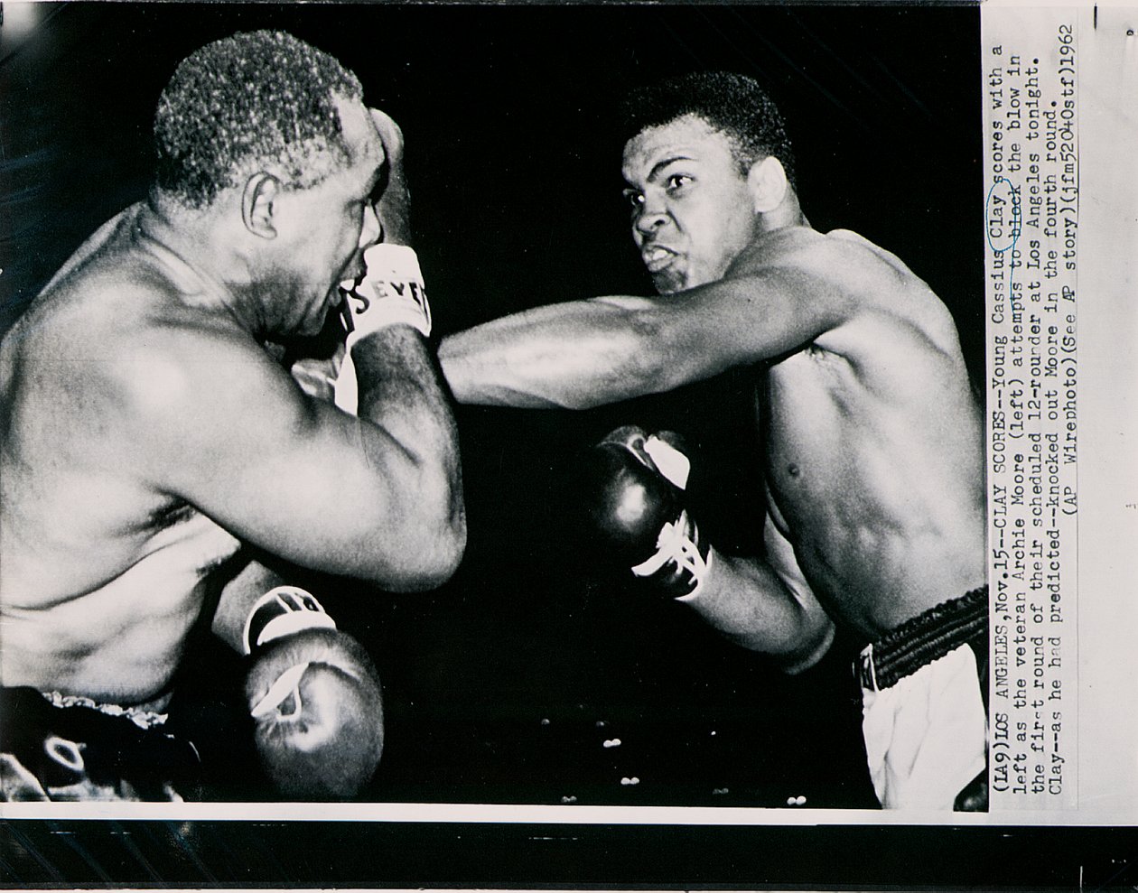 Jonge Cassius Clay scoort met een Linker tegen de Veteraan Archie Moore in de Eerste Ronde van het Gevecht in Los Angeles door American Photographer