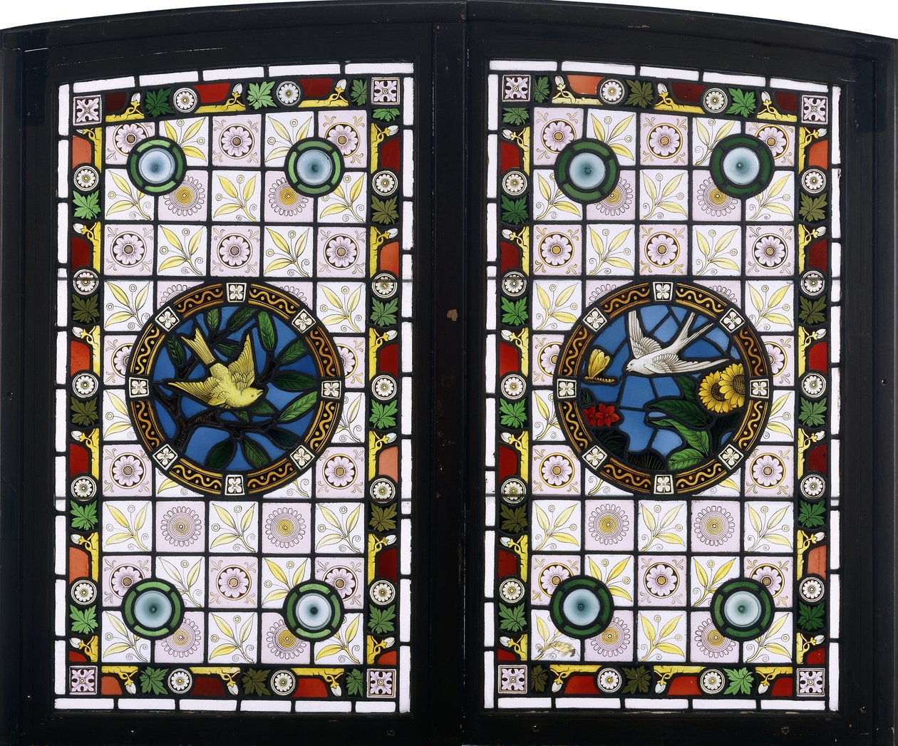 Een paar glas-in-loodramen, ca. 1890 door American School