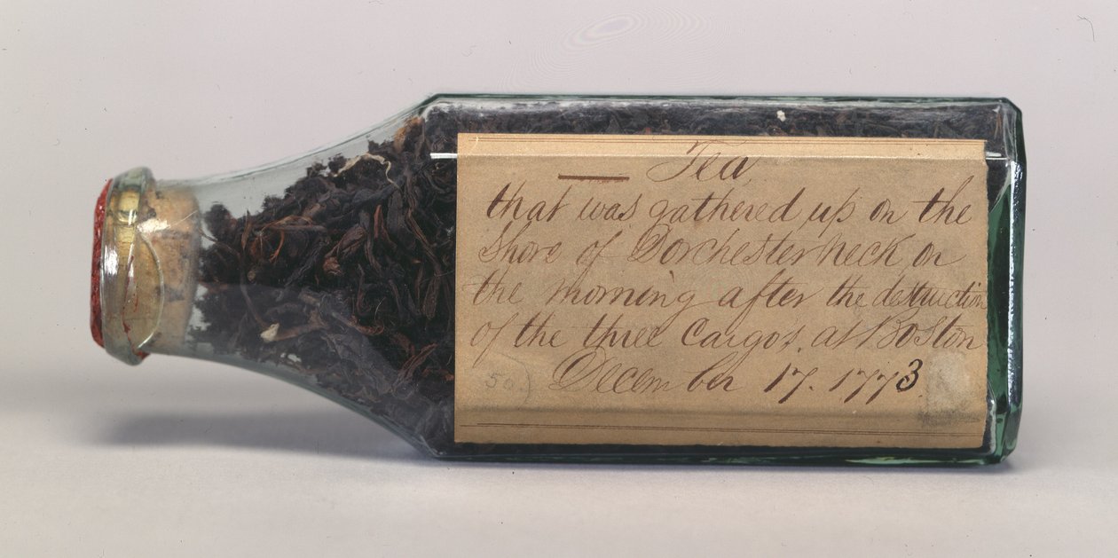 Boston Tea Party theebladeren in een glazen fles, verzameld door T.M. Harris, Dorchester Neck, december 1773 door American School