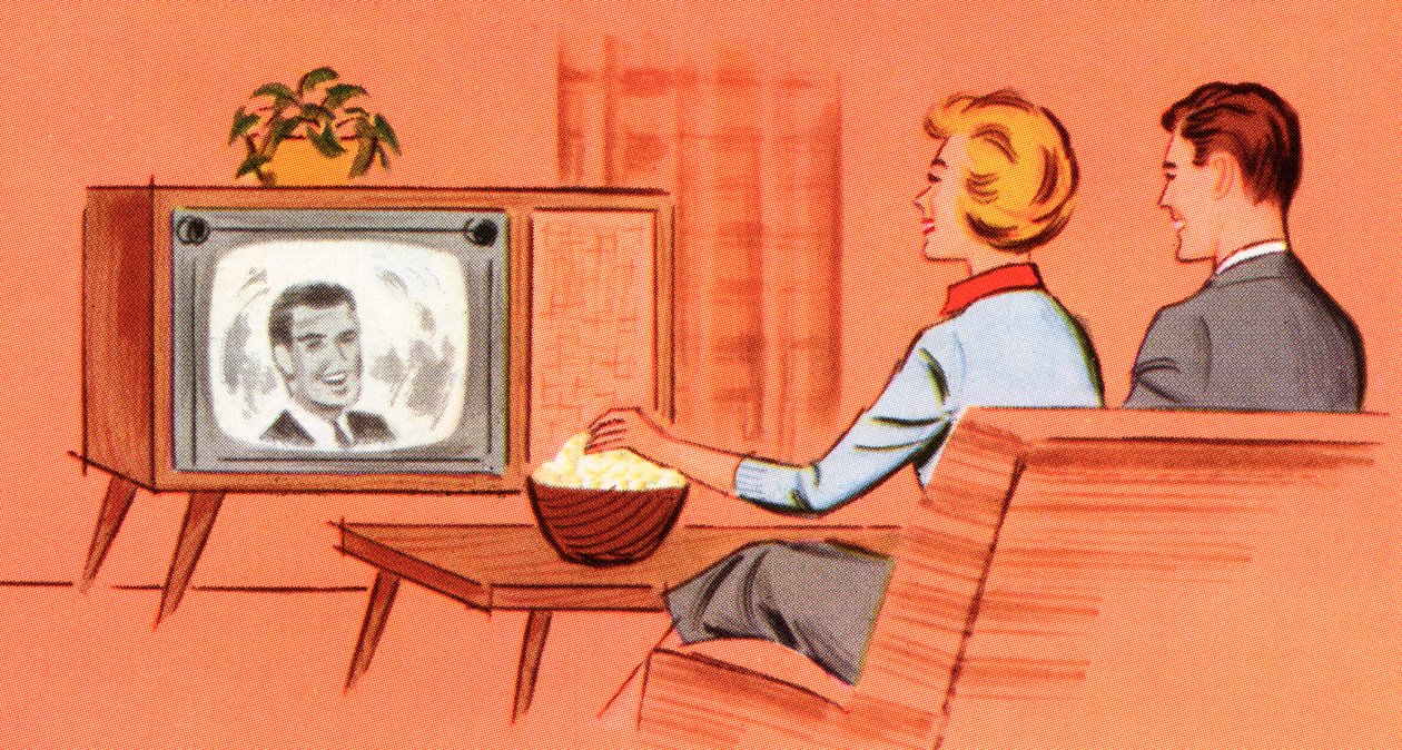 Echtpaar kijkt naar een retro televisie in hun kamer door American School
