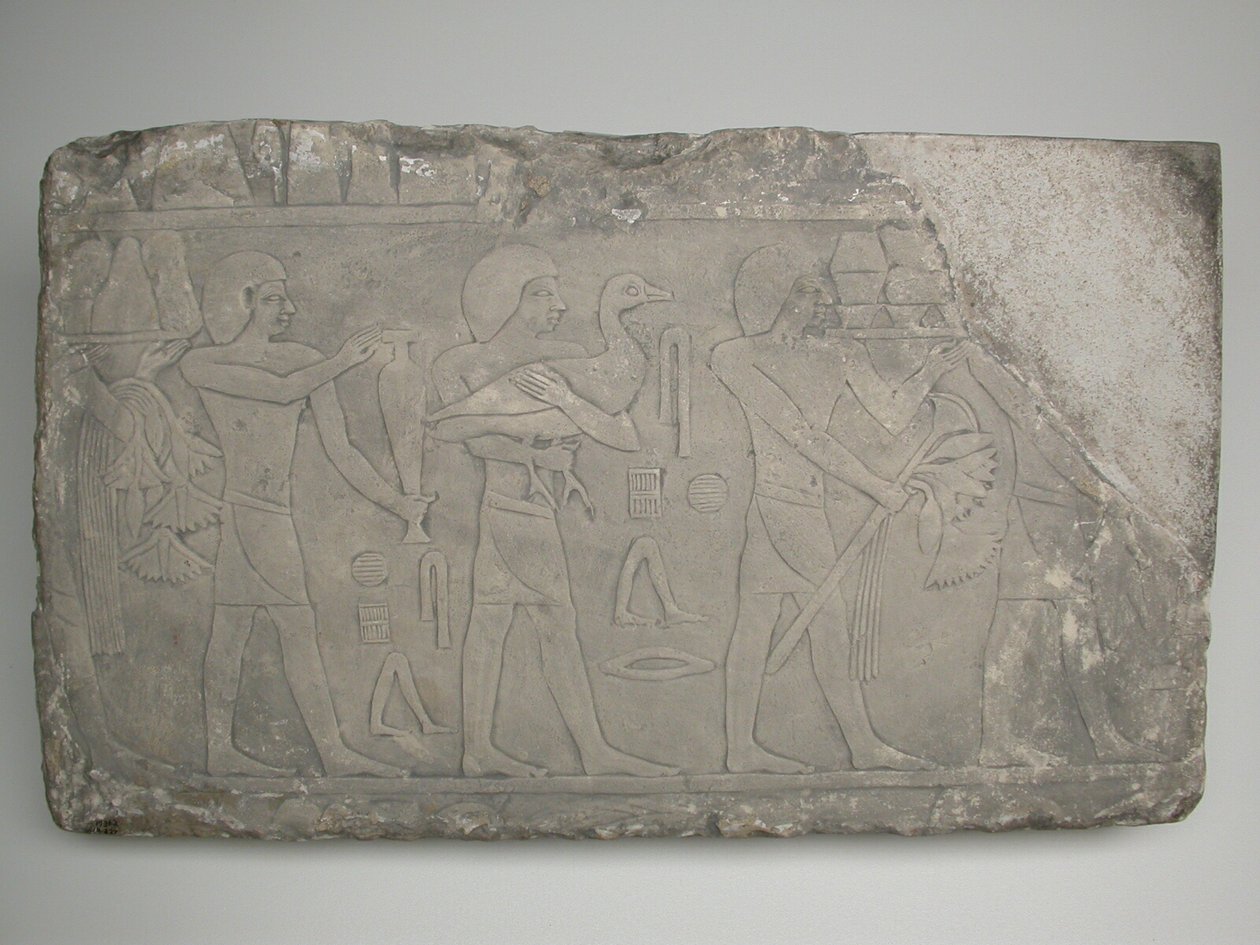 Wandfragment van een graf met offerdragers door Ancient Egyptian