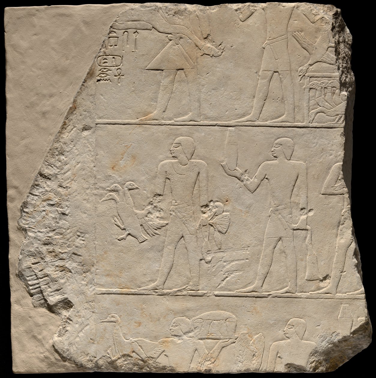 Wandfragment van een graf met offerdragers door Ancient Egyptian
