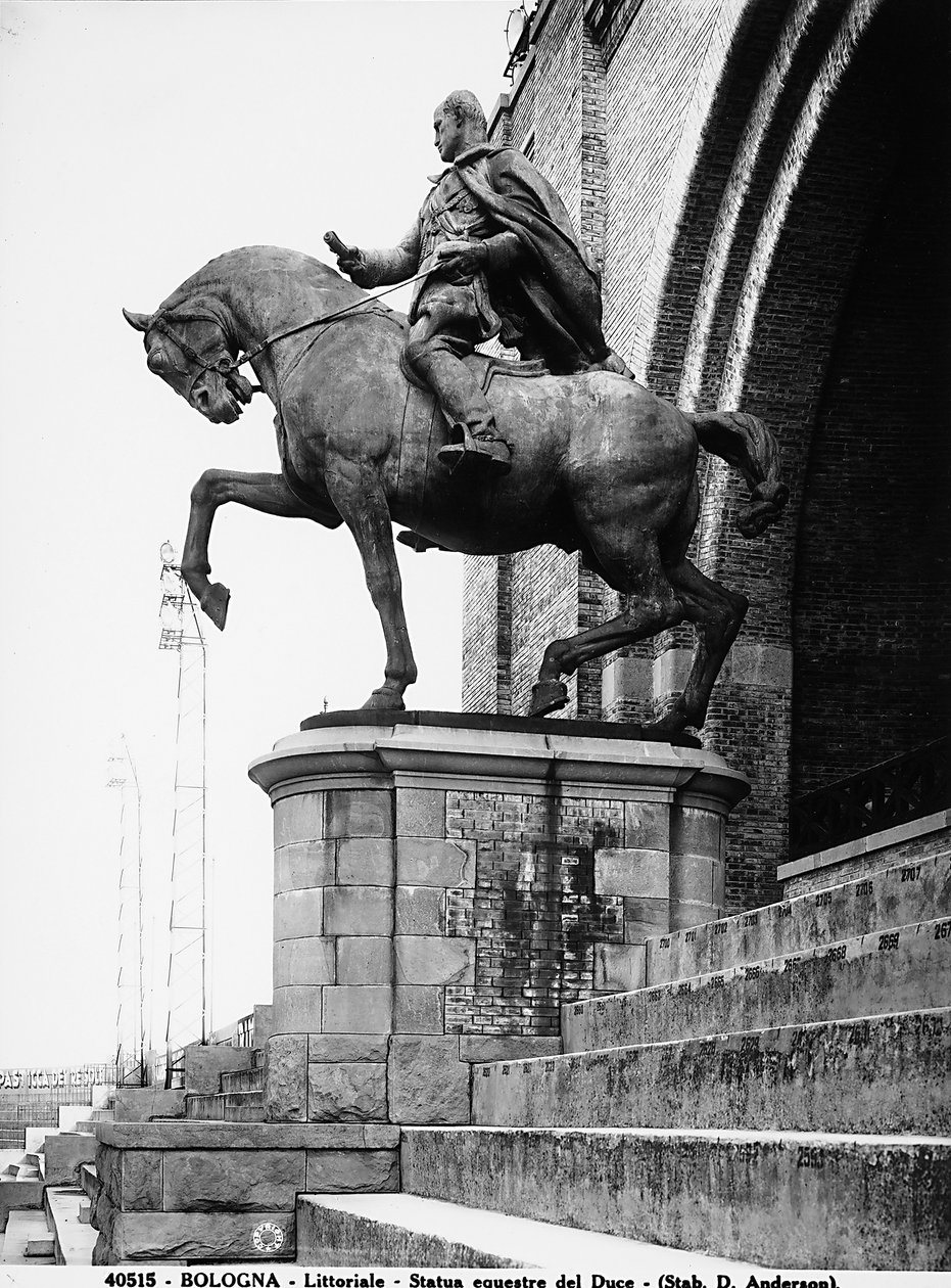 Ruiterstandbeeld van Benito Mussolini; tot de val van het fascisme stond dit standbeeld in het Littoriale (Stadio comunale) in Bologna (zw/w foto) door Anderson Anderson