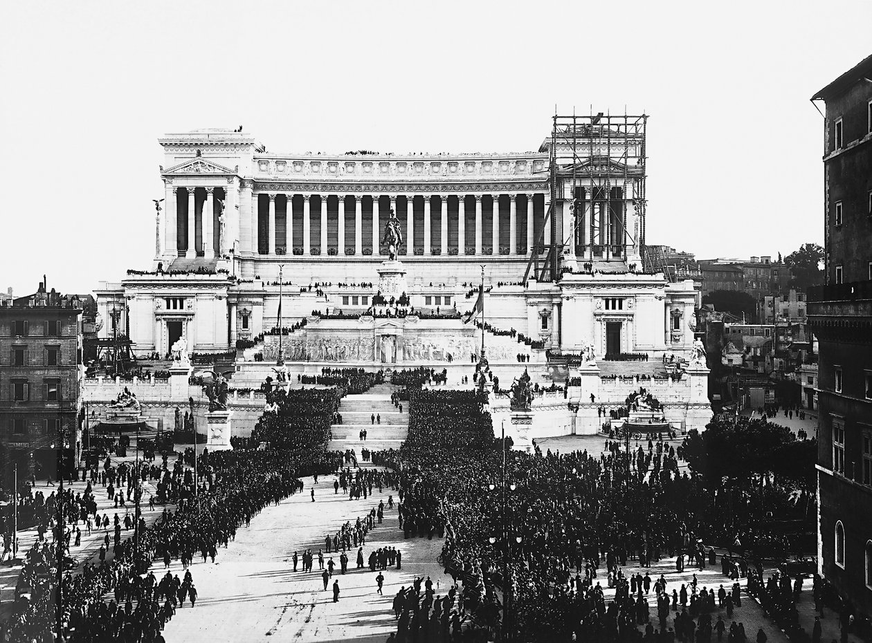 Fascistische viering ter herdenking van de Onbekende Soldaat bij het Altaar van het Vaderland in Rome, 04/11/1922 (zw/w foto) door Anderson Anderson