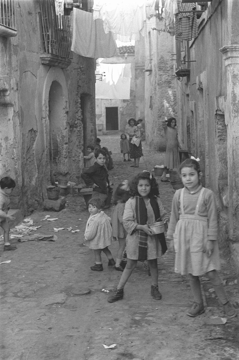 KINDEREN OP DE WEG NAAR CROTONE, Crotone door Ando Gilardi