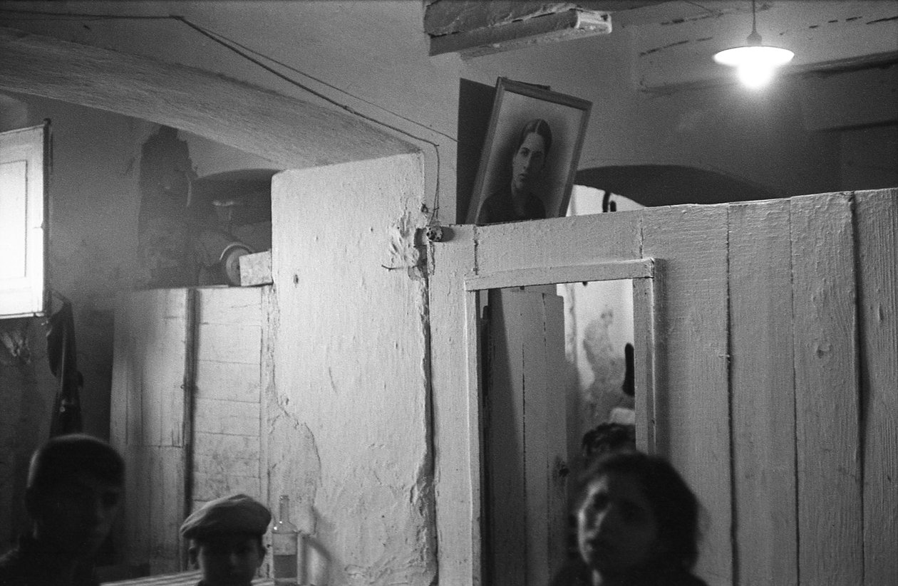 CROTONE - SOUTERRAIN HUIS door Ando Gilardi