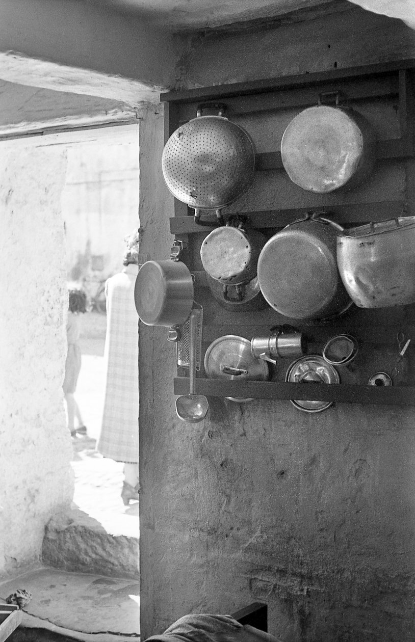 CROTONE - KELDER KEUKEN door Ando Gilardi