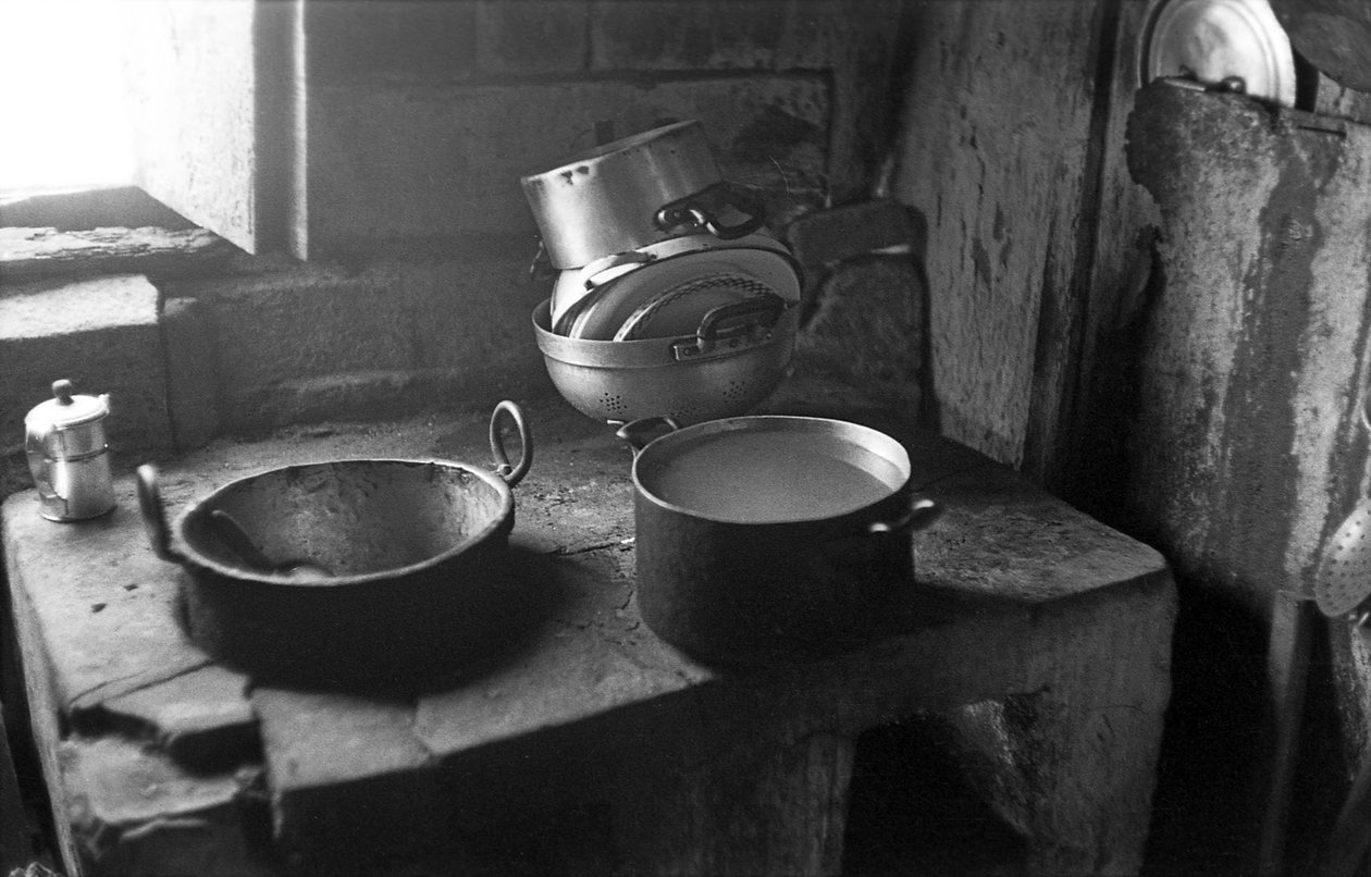 CROTONE - KEUKEN VAN EEN GESCHOOLD ARBEIDER door Ando Gilardi