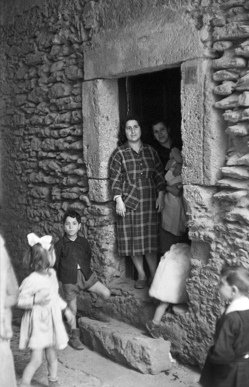 CROTONE - STENEN HUIS door Ando Gilardi