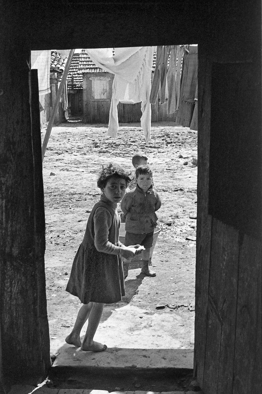 CROTONE - SLOPPENWIJKEN VAN ARBEIDERS, door Ando Gilardi