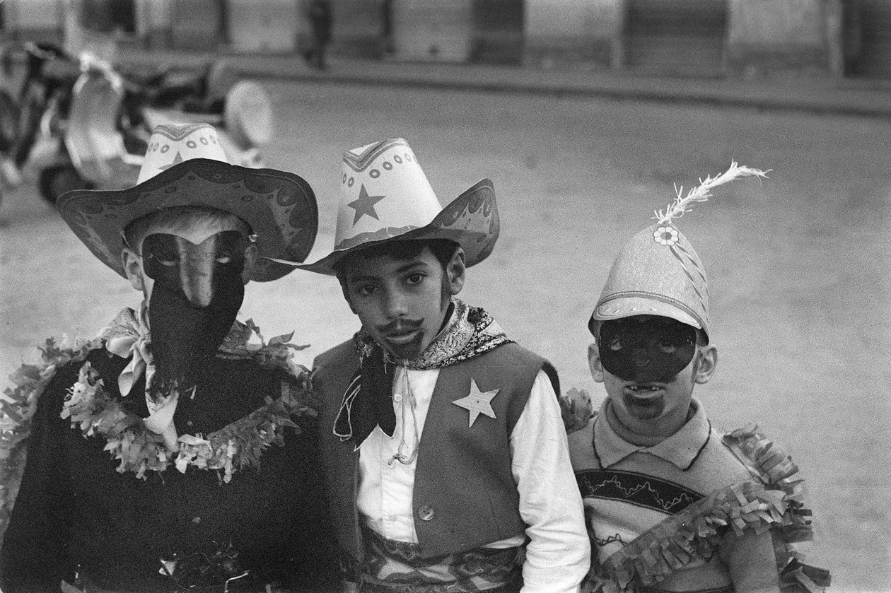 CROTONE, KINDEREN MET MASKERS door Ando Gilardi
