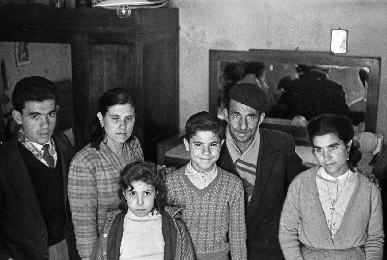 FAMILIEGROEP IN EEN INTERIEUR door Ando Gilardi