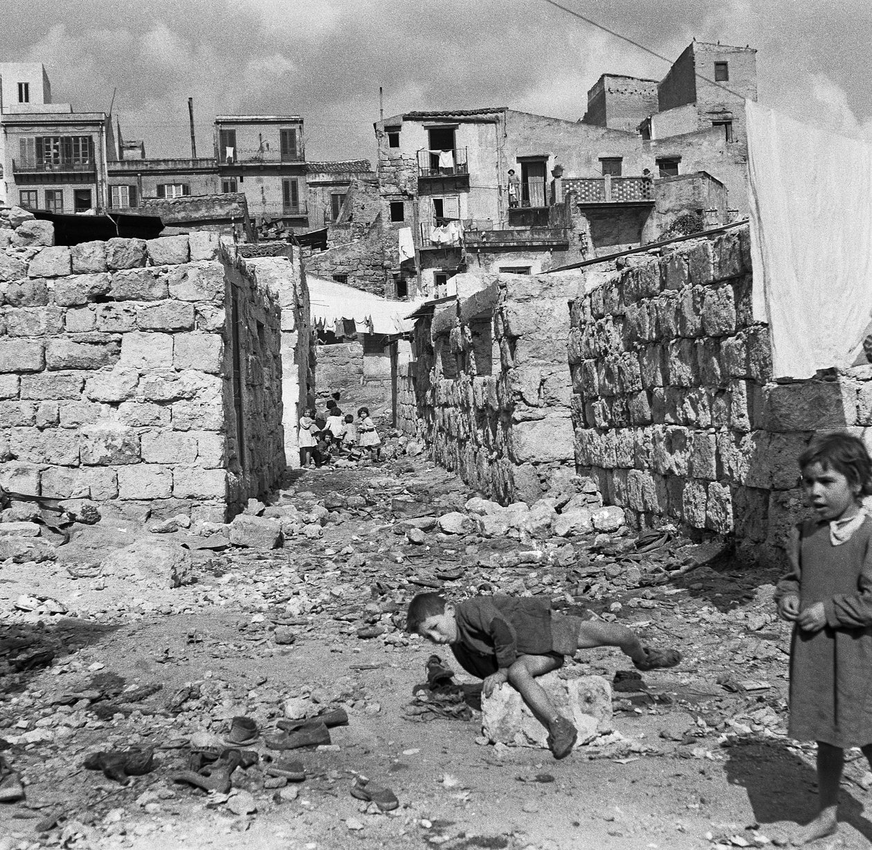 PALERMO glimp van een arm dorp, waar de straten nog steeds bedekt zijn met puin, overblijfselen van de bombardementen in 1943 door Ando Gilardi