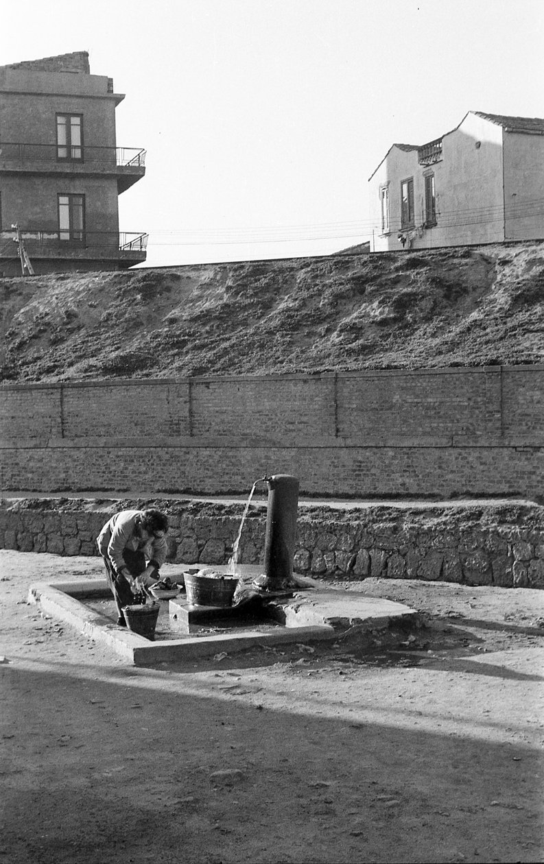 VROUW BIJ HET FOUNTAIN, Crotone door Ando Gilardi