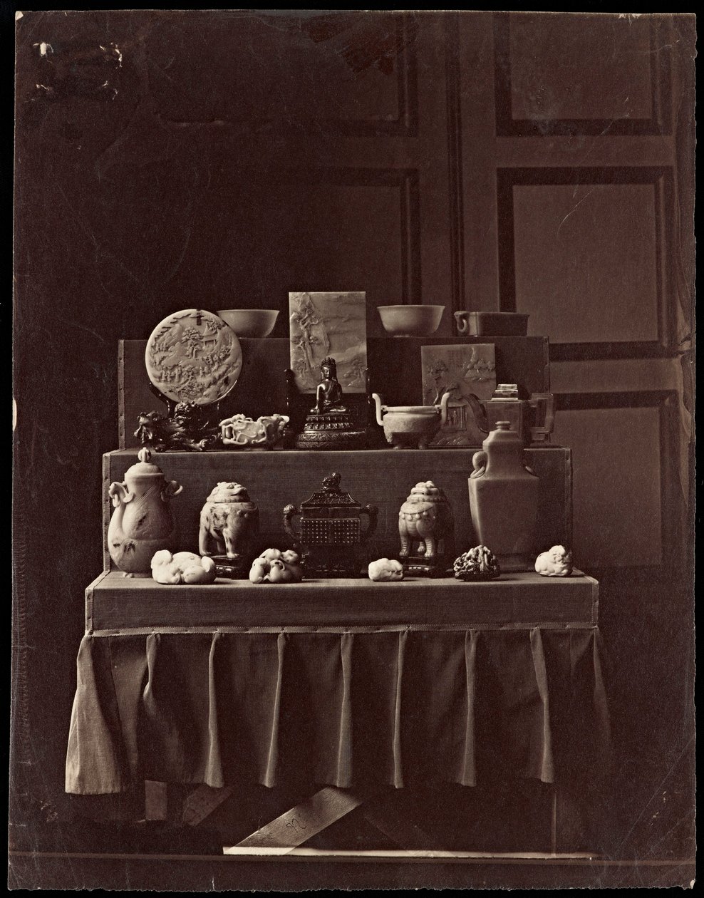 Franse buit uit de Zomerpaleizen, Beijing door Andre Adolphe Eugene Disderi