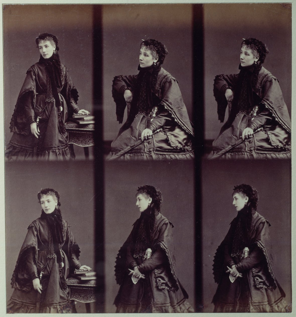 Portret van Sarah Bernhardt (1844-1923) in stadskostuum door Andre Adolphe Eugene Disderi