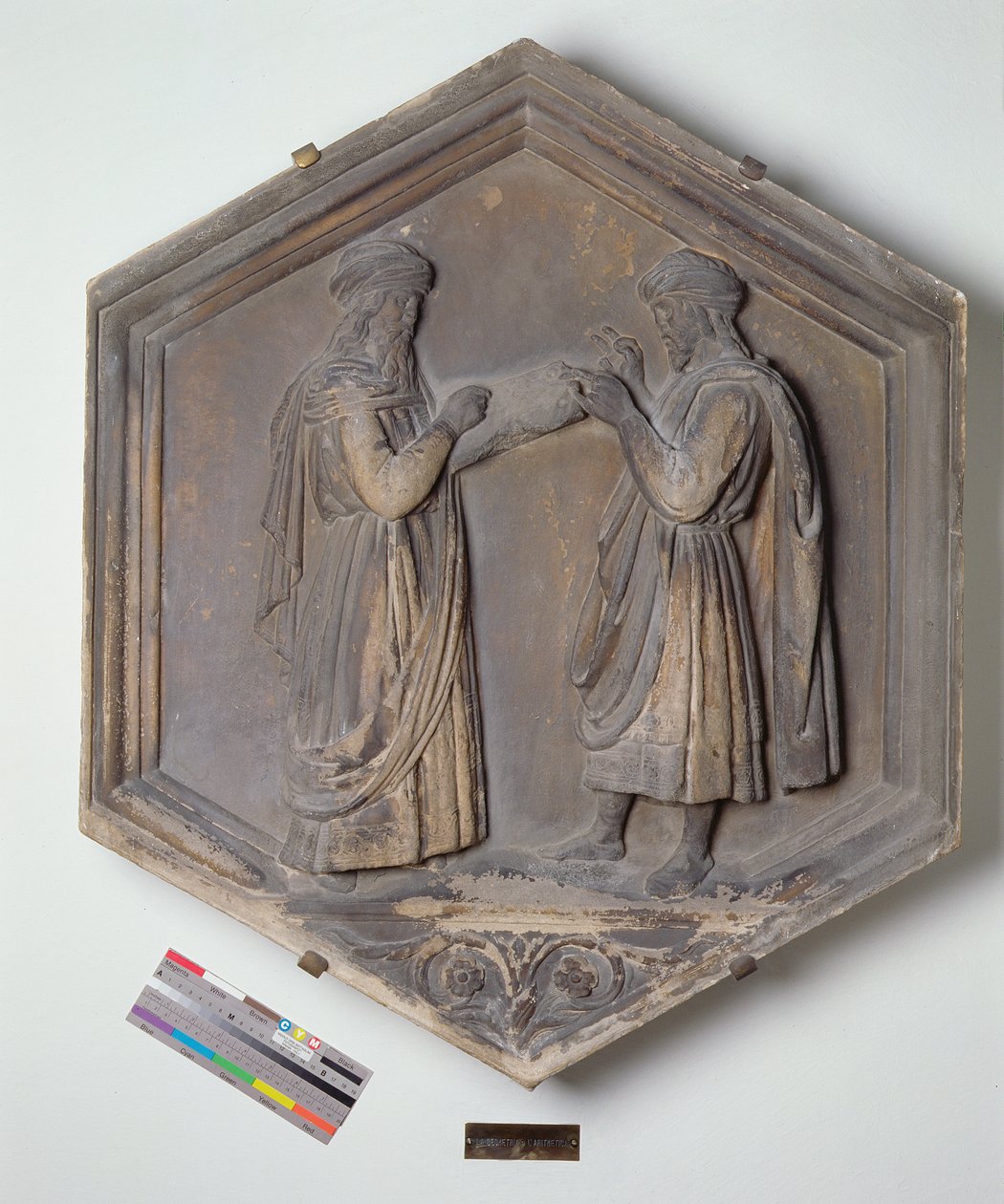 Meetkunde of rekenkunde, zeshoekige decoratieve reliëftegel uit een serie die de zeven vrije kunsten uitbeeldt, mogelijk gebaseerd op ontwerpen van Giotto, ca. 1334-48 door Andrea Pisano