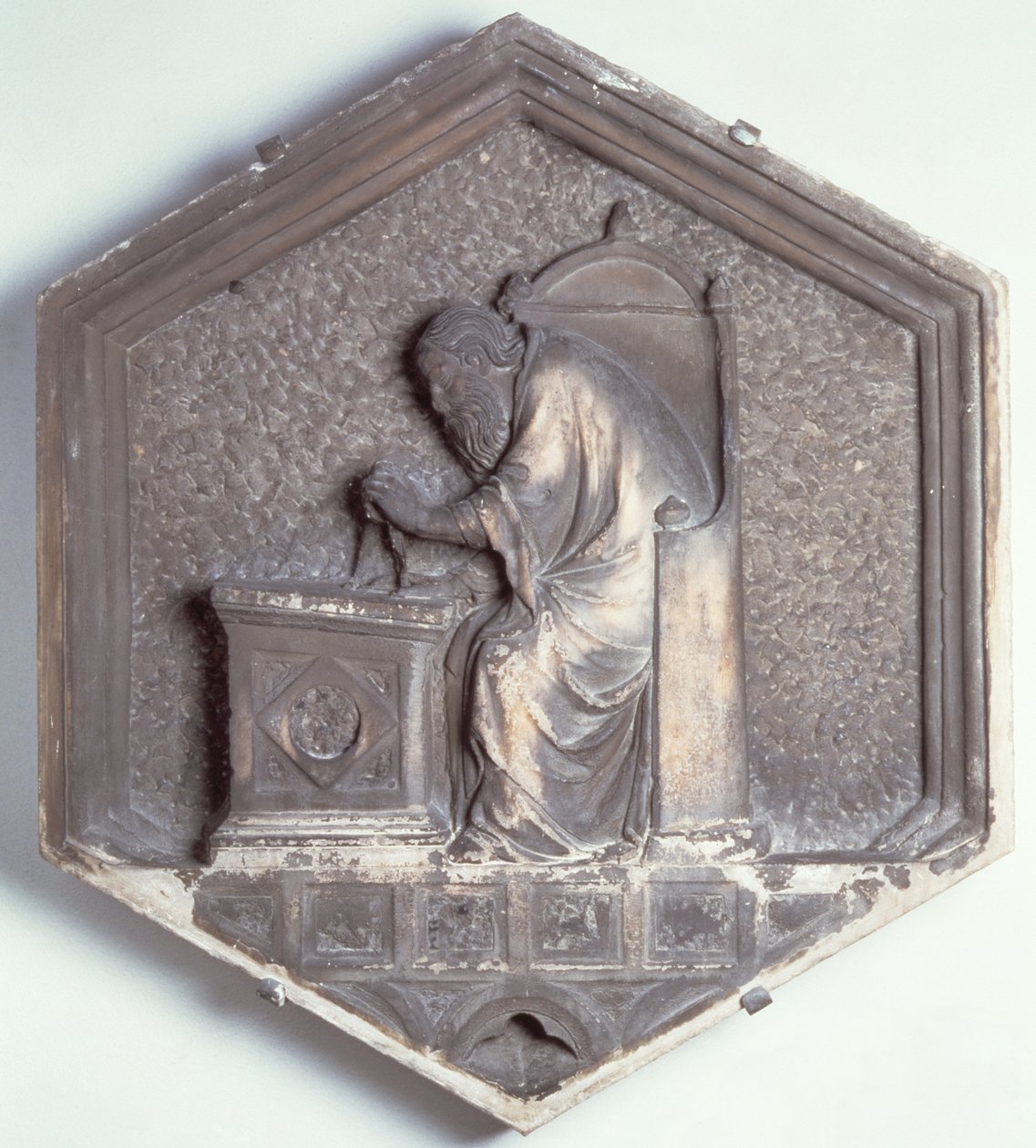 De Kunst van Architectuur, hexagonale decoratieve reliëftegel uit een serie die de beoefenaars van de Kunsten en Wetenschappen uitbeeldt, mogelijk gebaseerd op ontwerpen van Giotto (c.1266-1337) c.1334-1348 door Andrea Pisano