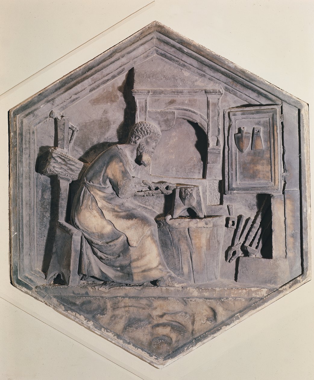 De kunst van het smeden, zeshoekige decoratieve reliëfpanelen uit een serie die de beoefenaars van de kunsten en wetenschappen uitbeelden, mogelijk gebaseerd op ontwerpen van Giotto (c.1334-48) (marmer) door Andrea Pisano