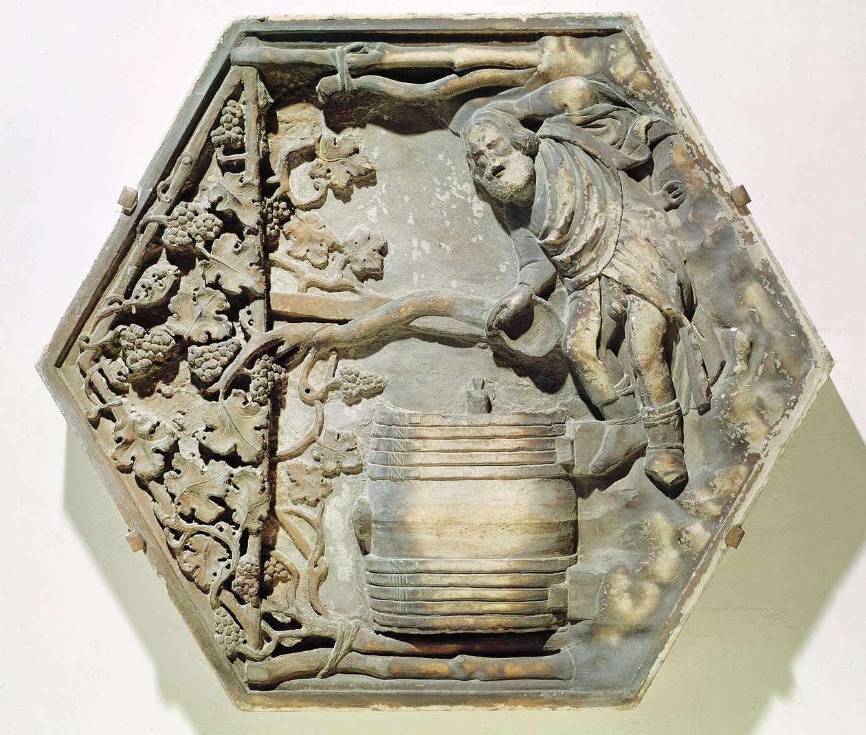 De Dronkenschap van Noach, hexagonale decoratieve reliëftegel uit een serie die episodes uit Genesis illustreert, mogelijk gebaseerd op ontwerpen van Giotto (c.1266-1337) c.1334-48 (marmer) door Andrea Pisano