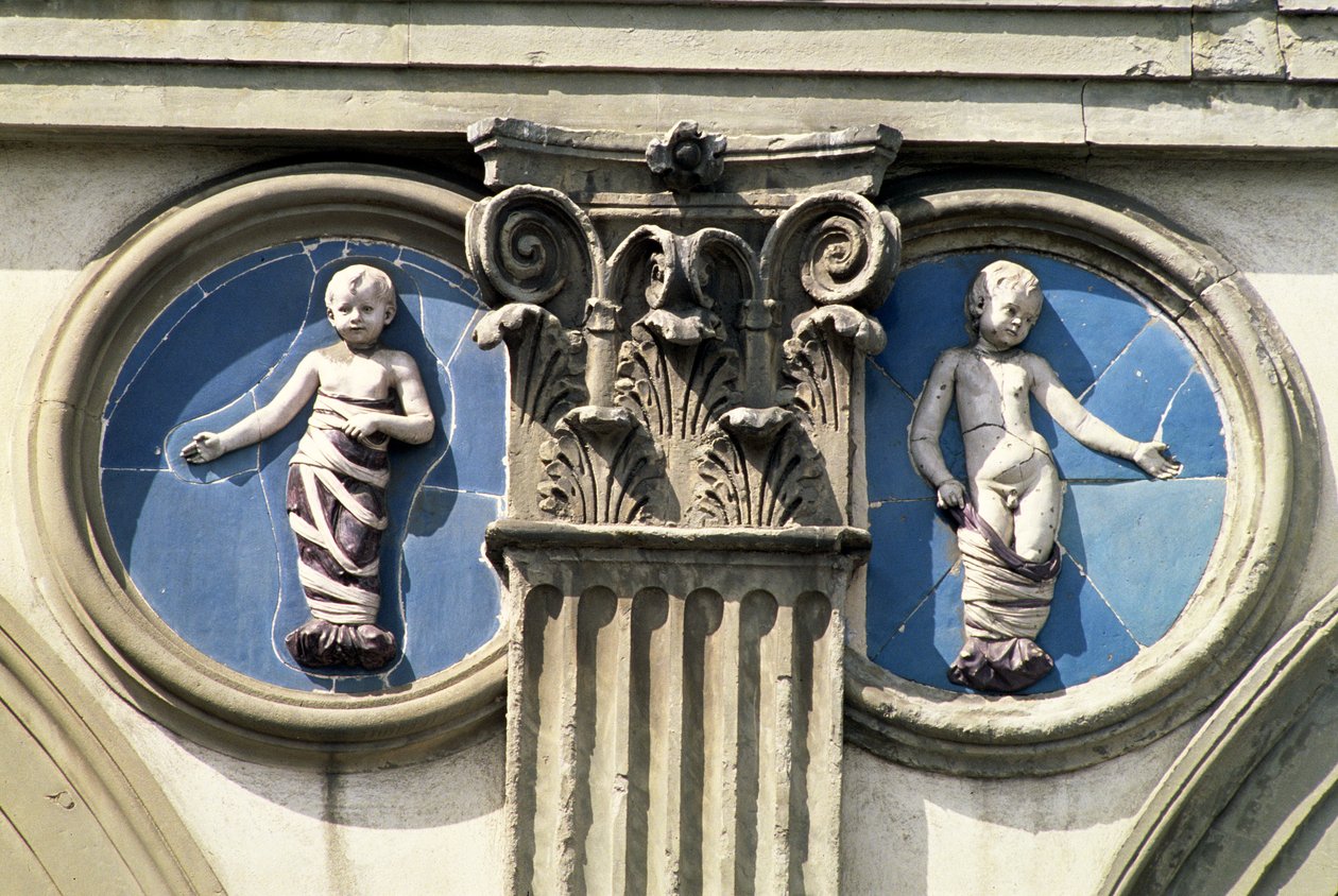 Rondel en pilaster van een spandrel van de loggia, ca. 1420 door Andrea Della Robbia