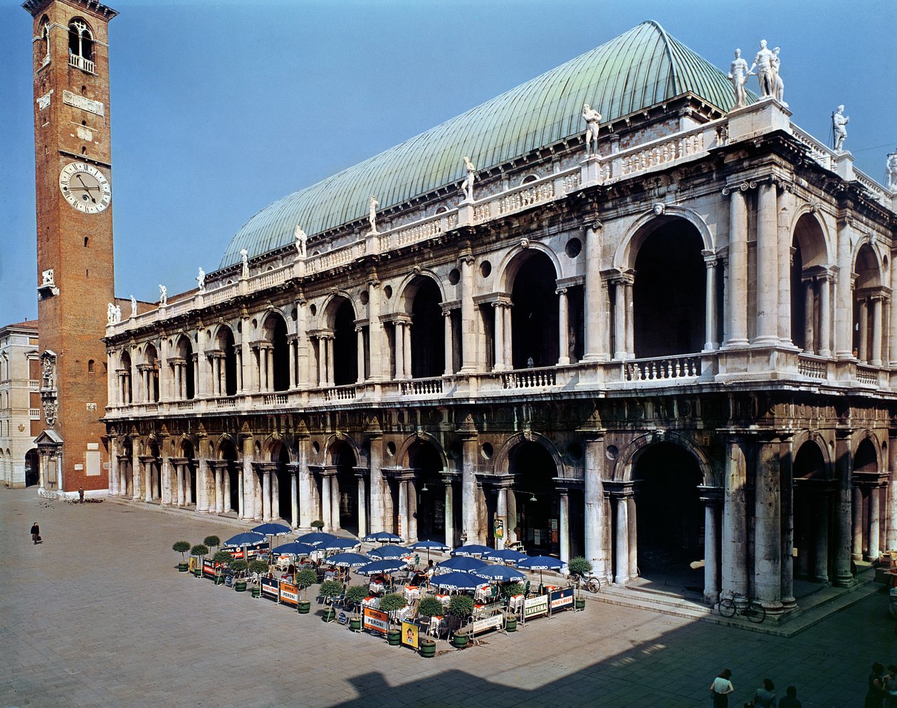 Uitzicht op de gevel van de Basilica Palladiana, gebouwd 1549-1614 door Andrea Palladio