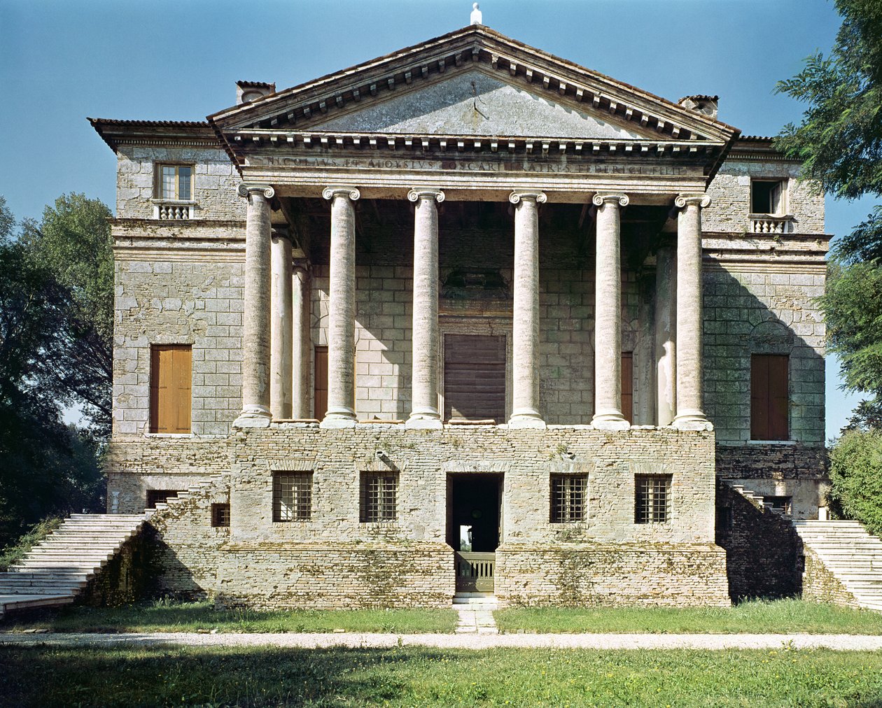 Uitzicht op de hoofdgevel, gebouwd in 1559-60 door Andrea Palladio