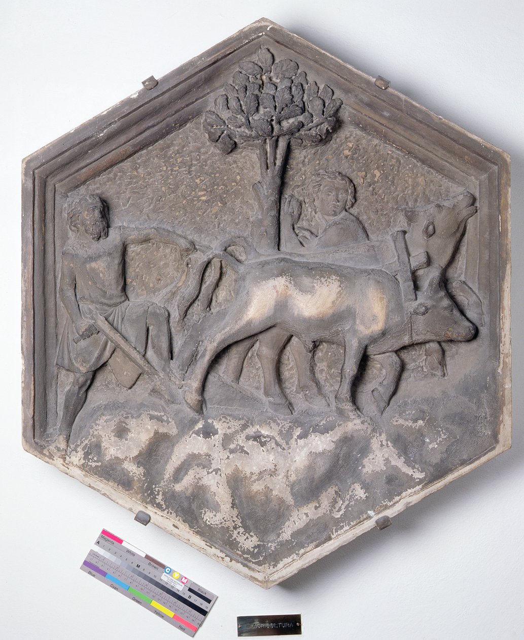 De kunst van de landbouw, zeshoekige decoratieve reliëftegel uit een serie die de beoefenaars van de kunsten en wetenschappen uitbeeldt, mogelijk gebaseerd op ontwerpen van Giotto (ca. 1266-1337) ca. 1334-1348 door Andrea Pisano