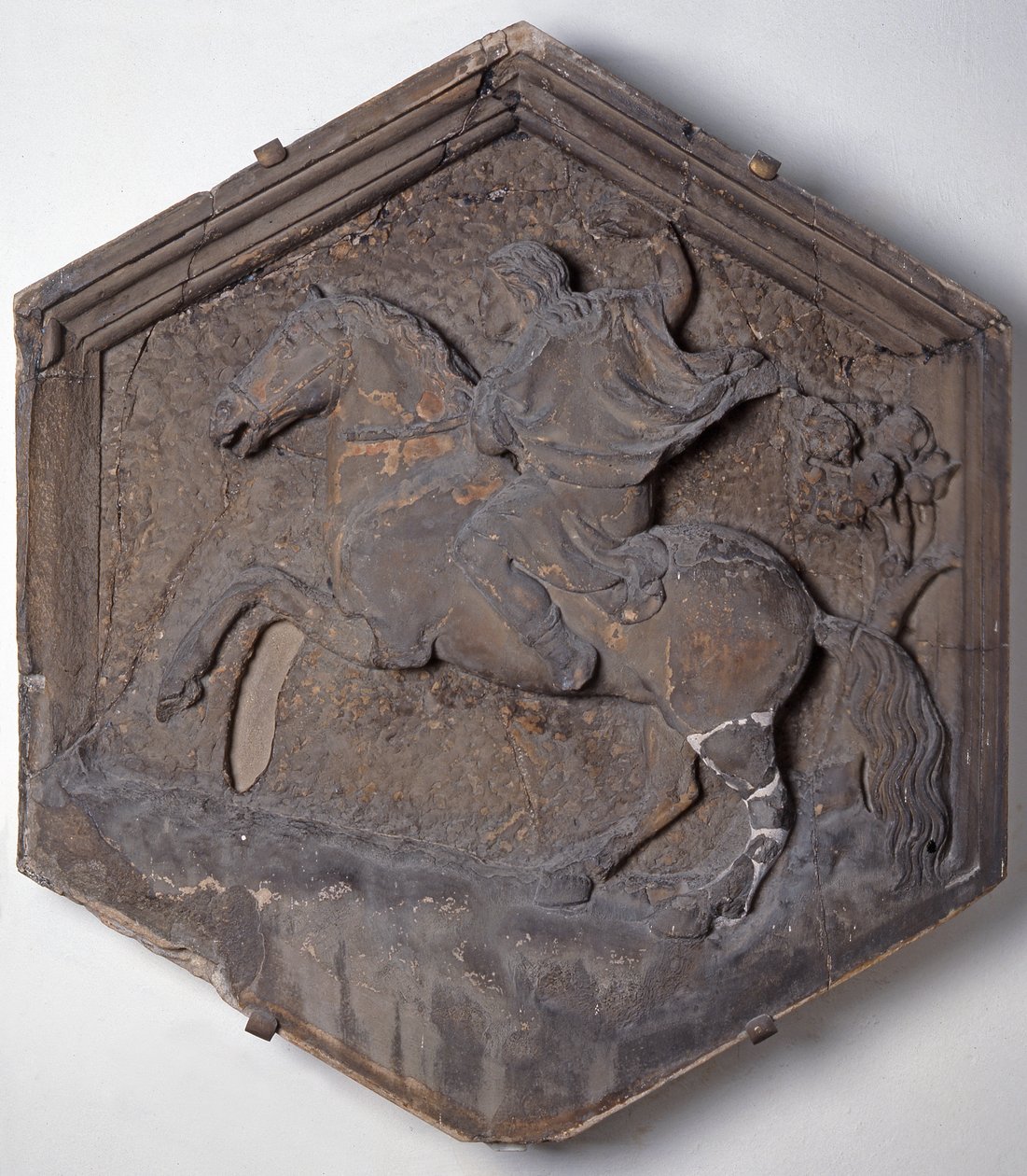De Kunst van het Jagen, hexagonale decoratieve reliëftegel uit een serie die de beoefenaars van de Kunsten en Wetenschappen uitbeeldt, mogelijk gebaseerd op ontwerpen van Giotto, ca. 1334-48 door Andrea Pisano