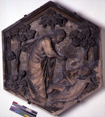 De schepping van Adam, zeshoekige decoratieve reliëftegel uit een serie die episodes uit Genesis illustreert, mogelijk gebaseerd op ontwerpen van Giotto (c.1266-1337) c.1334-48 door Andrea Pisano