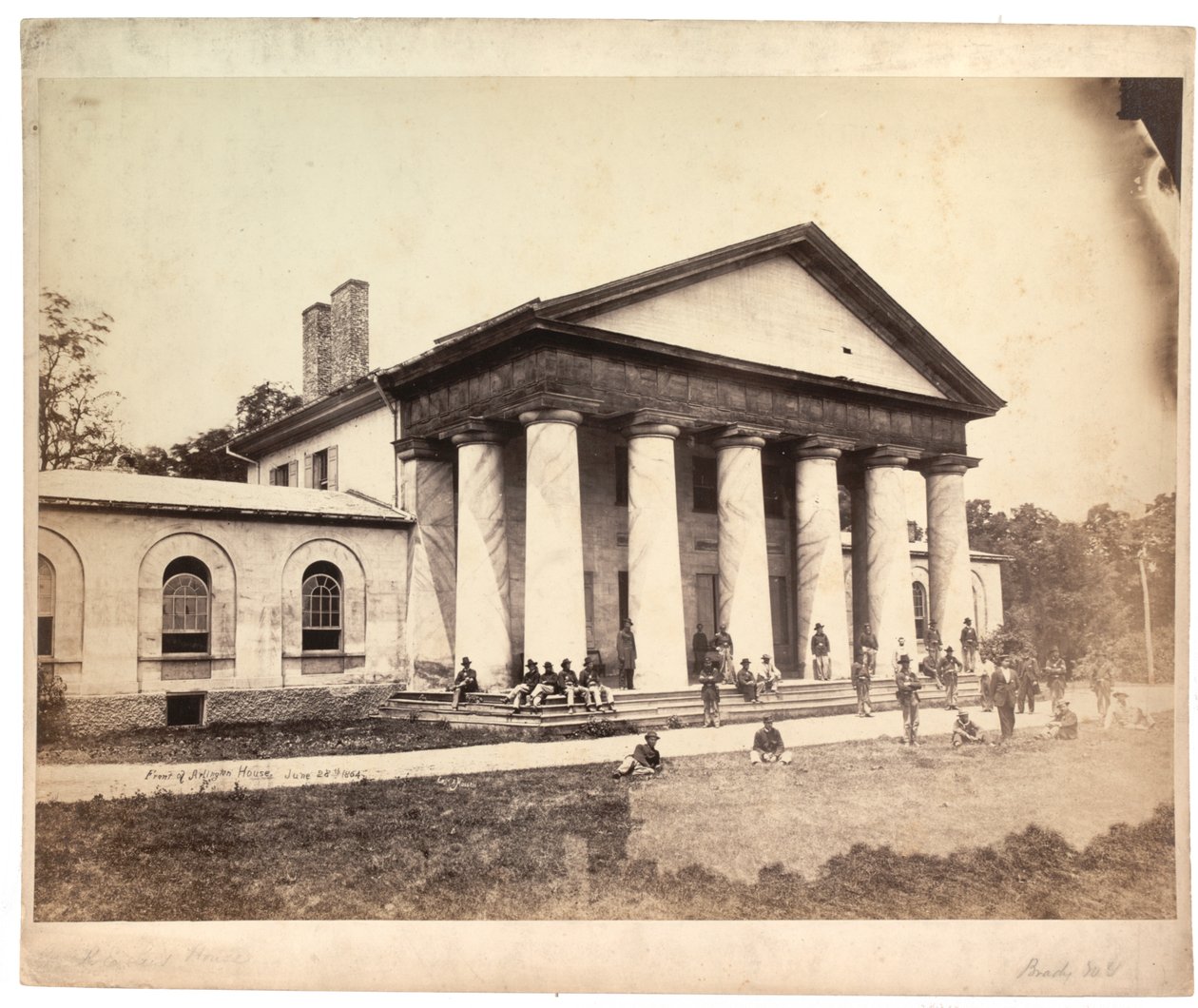 Voorkant van Arlington House, 28 juni 1864 (sepia foto) door Andrew Joseph Russell