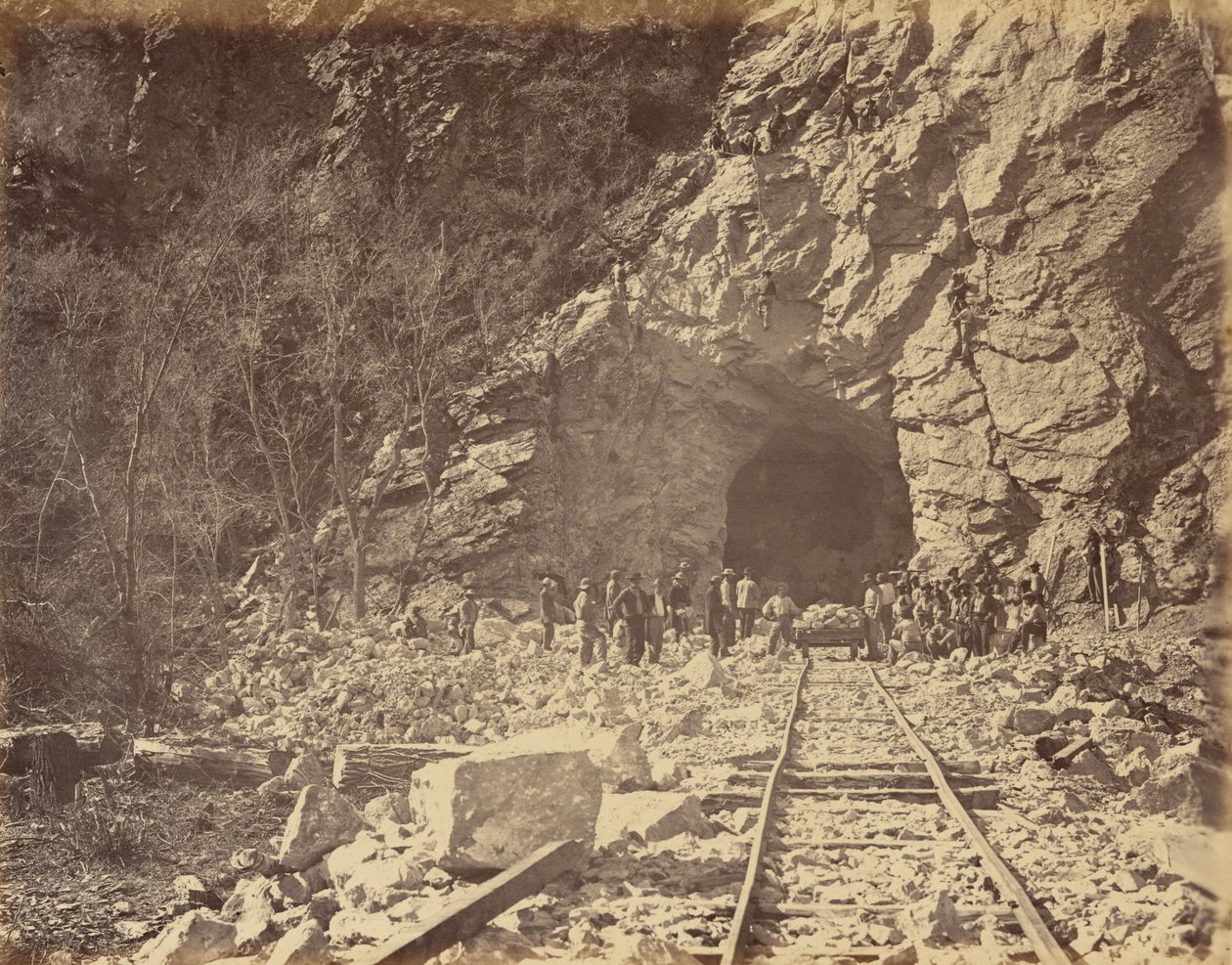 Plaat 39. Oostelijke uiteinde van tunnel, Weber Canon,1869 (foto) door Andrew Joseph Russell