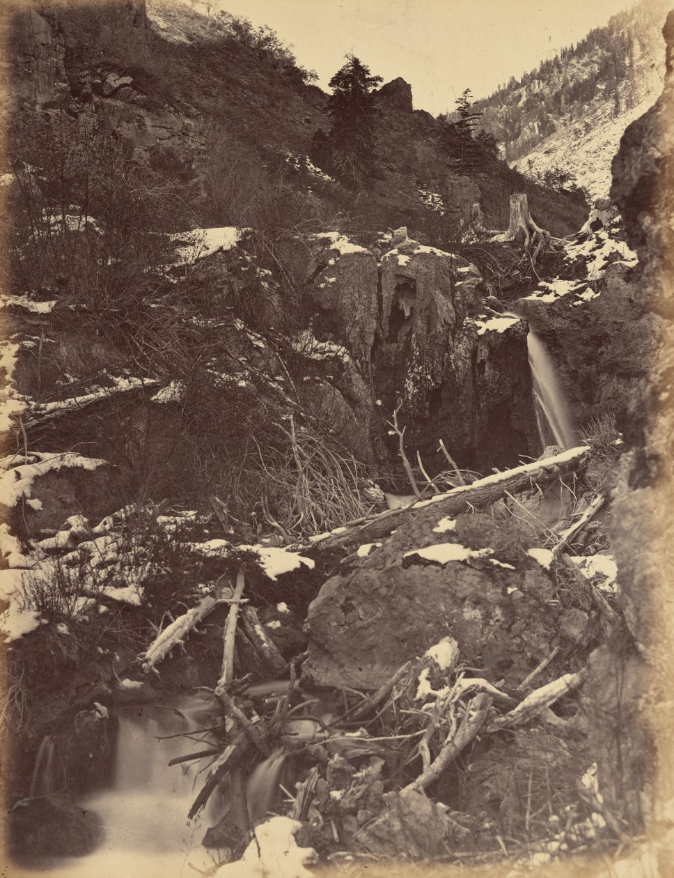 Plaat 46. Kanunnik van City Creek, bij de watervallen van City Creek, 1869 (foto) door Andrew Joseph Russell