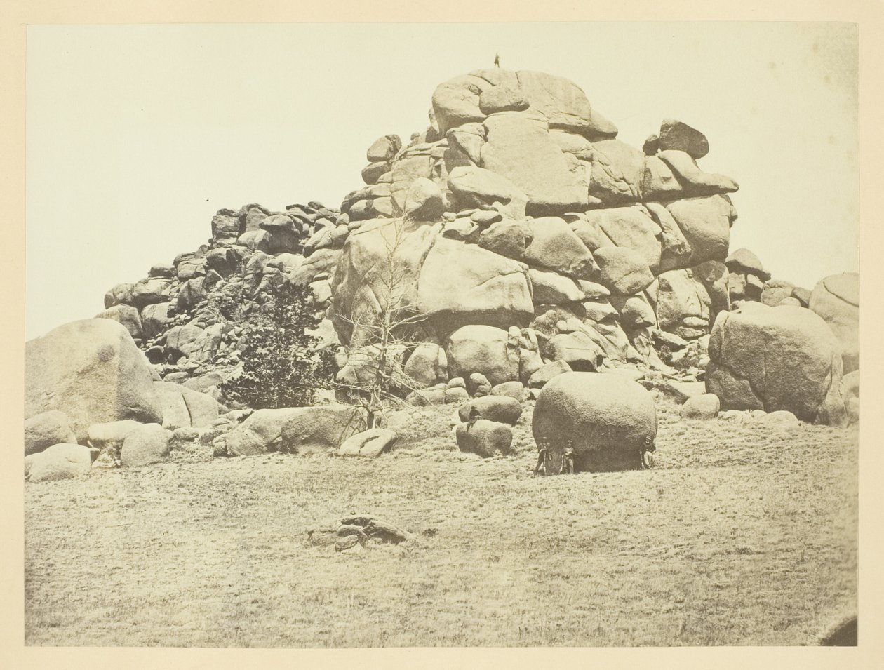 Schedelrots, (graniet) Sherman Station, Laramie-gebergte door Andrew Joseph Russell