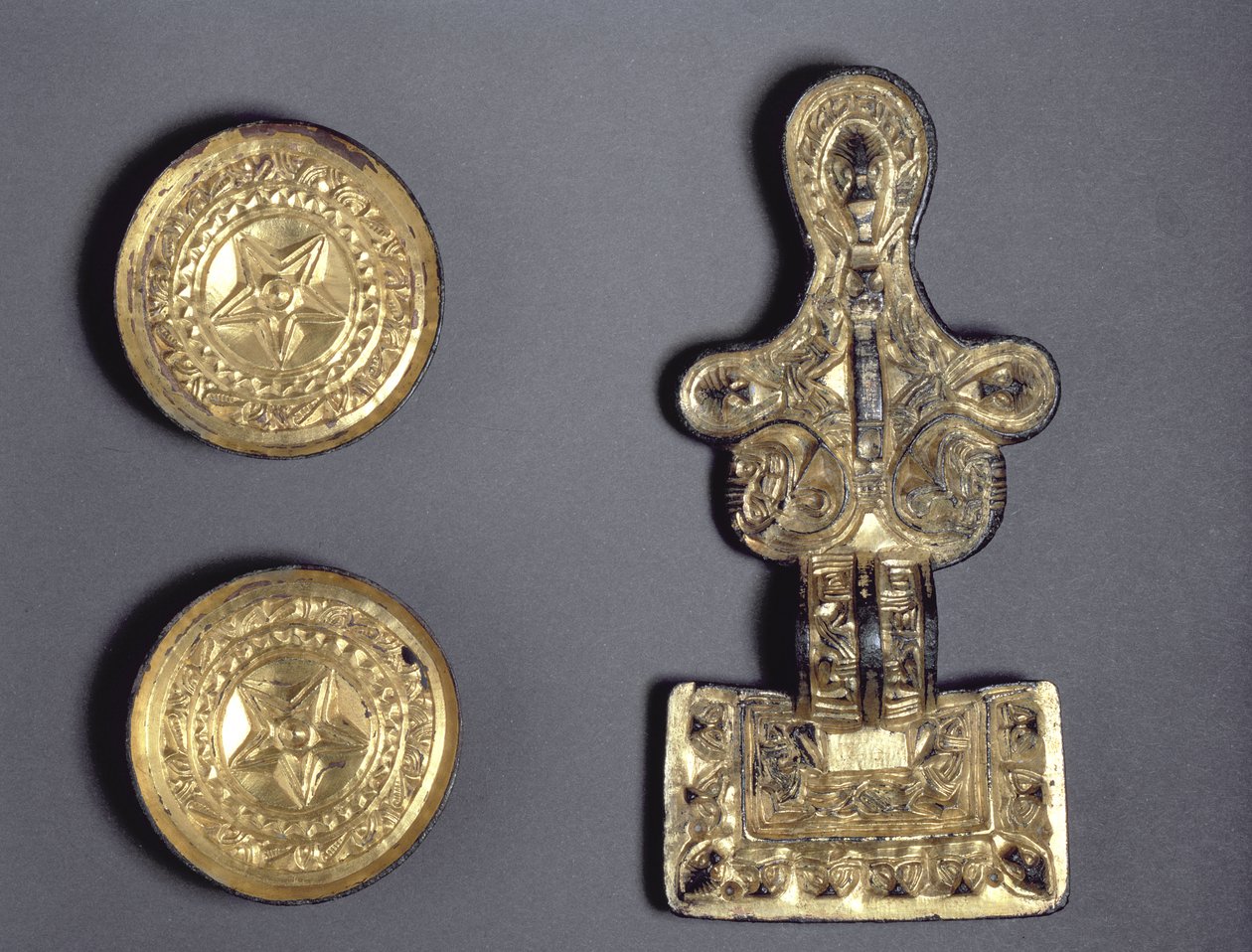 Een paar schotelsieraden en een vierkante broche, gevonden in Fairford, Gloucestershire, Angelsaksisch, 5e-6e eeuw door Anglo Saxon