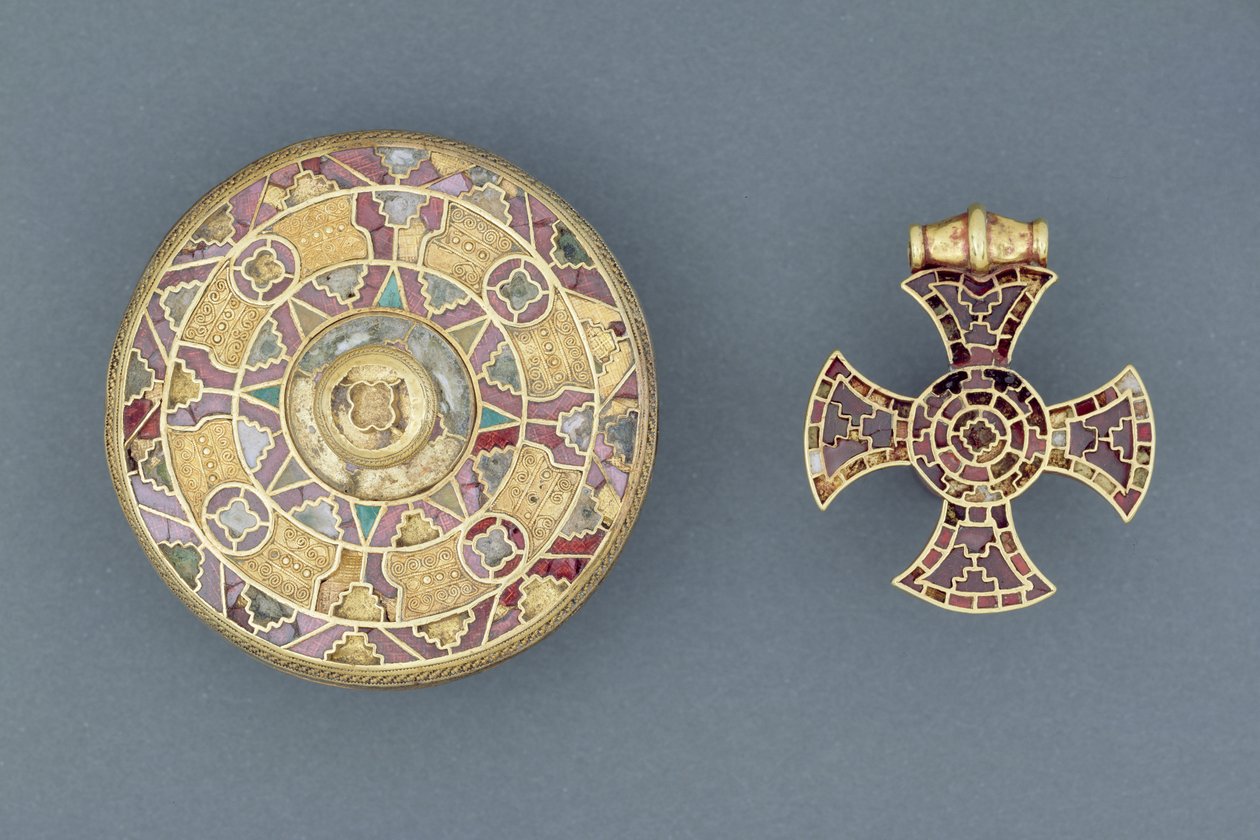 Juweel hanger kruis, uit Ixworth, Suffolk; en juweel schijf broche, uit Sarre, Kent, Angelsaksisch door Anglo Saxon